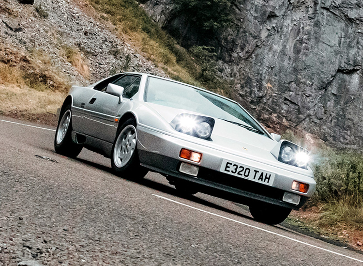 Lotus_Esprit_Turbo_1987_Silver_quarter_view