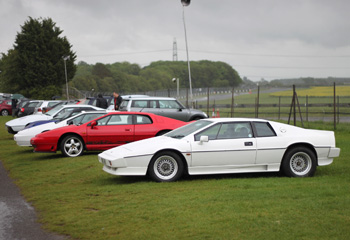 Lotus_Turbo_Esprit_White_Castle_Combe